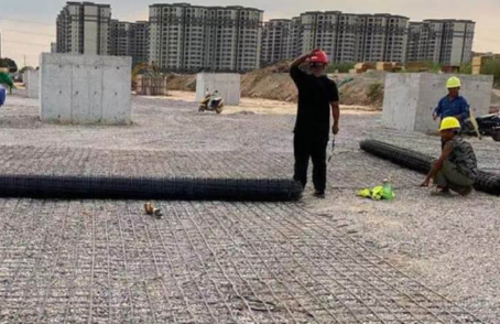 乌拉特前土工格栅铺设前地基要怎么处理？